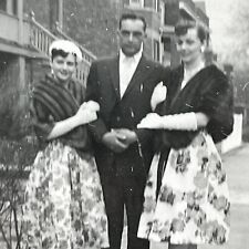 TB Photograph Slightly Blurry Handsome Man Posing With 2 Beautiful Women 1959 picture