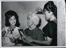 1960 Press Photo Gloria Masterson Hair Stylist & Diane Sykes picture
