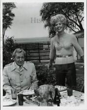 Press Photo Actors Forrest Tucker & Polly Holliday eating dinner in a field. picture