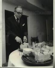 1977 Press Photo Denmark Ambassador Otto Borch opted for American cheddar cheese picture