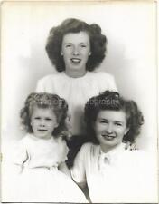 LARGE FORMAT Found Photo B&W Original WOMEN IN THE FAMILY 1940's GIRLS 29 53 U picture