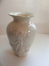LENOX “DELIGHTFUL DAISIES” LIMITED EDITION VASE.      D101A picture