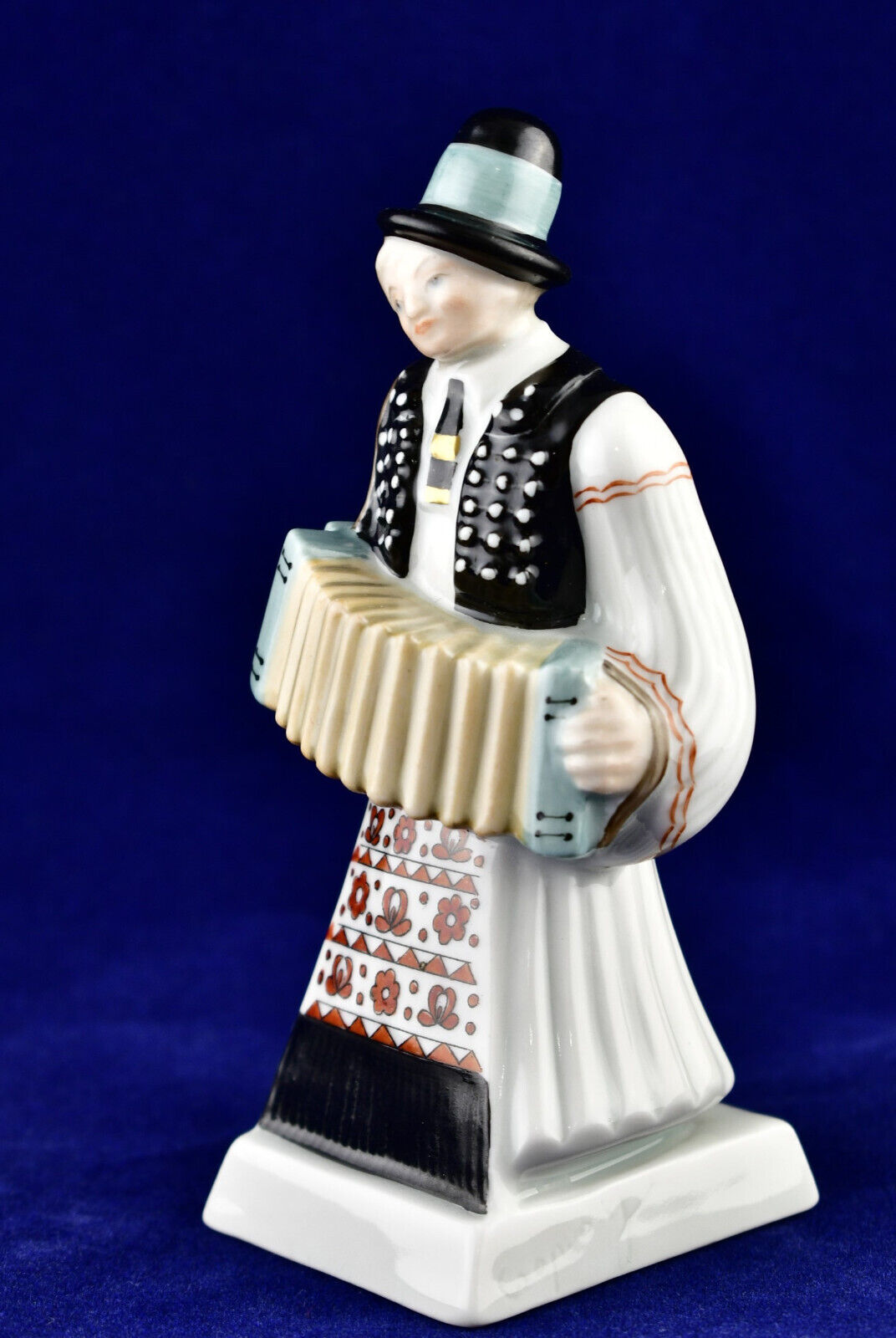 🪗HEREND Accordion Player #5406 Hand Painted Hungarian Wedding Party Porcelain