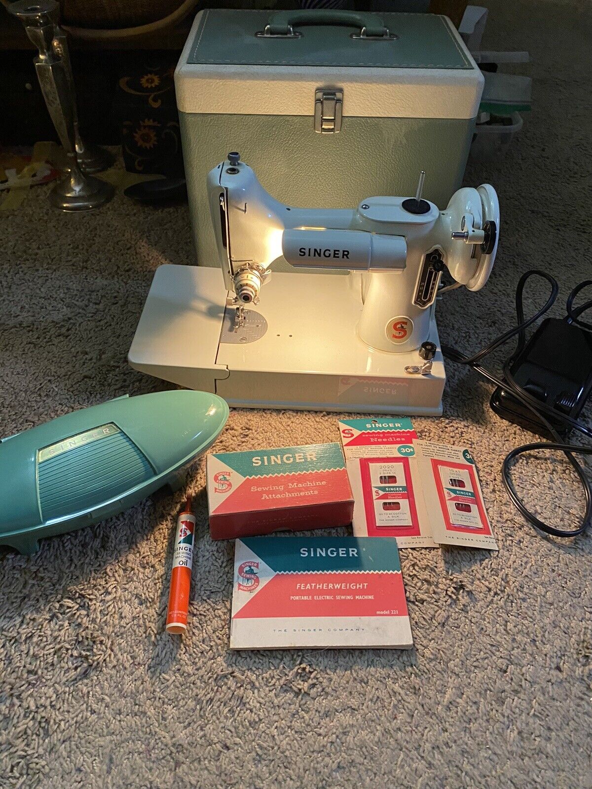 Singer White Featherweight 221K Sewing Machine Accessories EXCELLENT BARELY USED