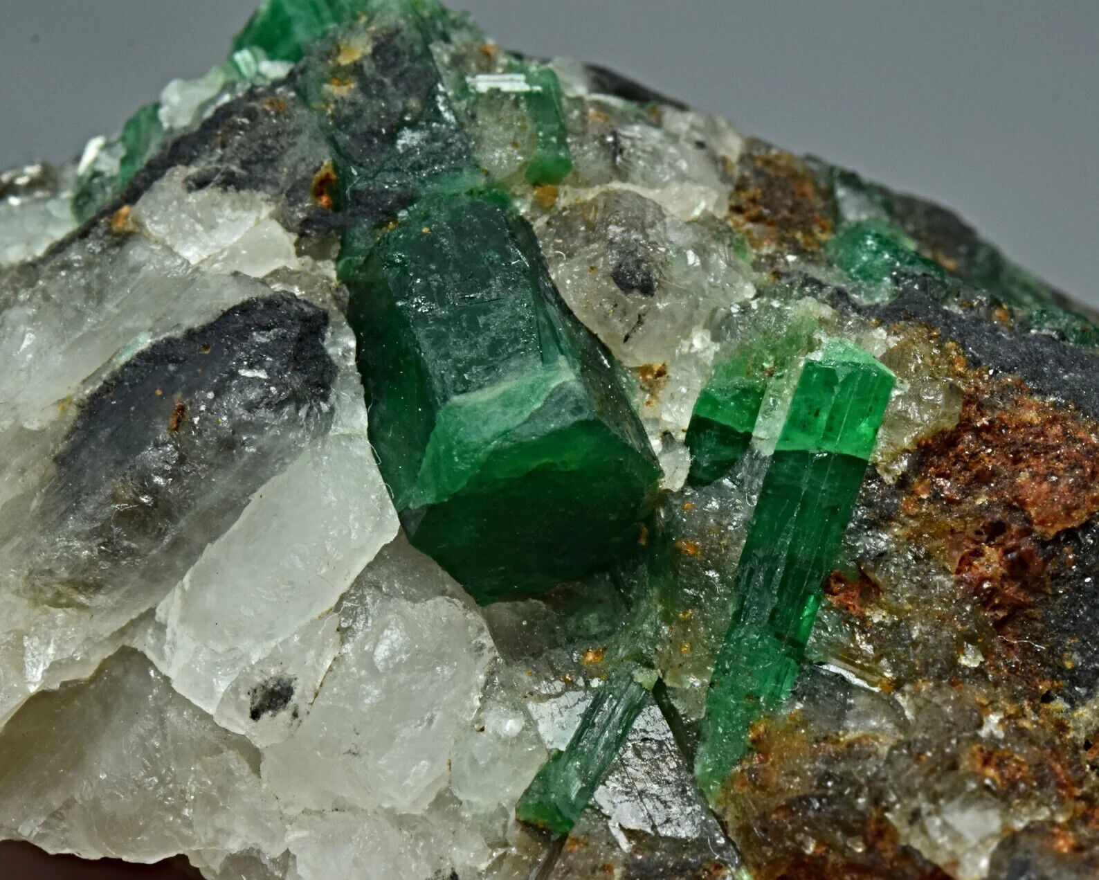 Top Quality Deep Green Color Natural Emerald Crystal On Quartz Matrix 42 Gram