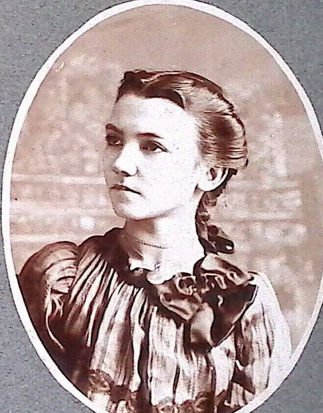 C.1900/10s Photo. Beautiful Woman. Off Camera Gaze. Lace Bow Dress.