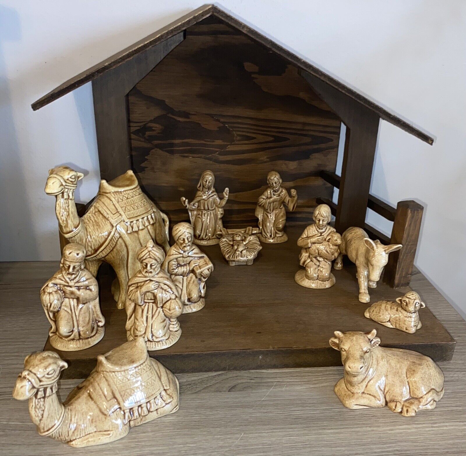 Vintage Nativity Set With Crèche Wood Manger 12 Pc Glazed Ceramic EUC Unmarked