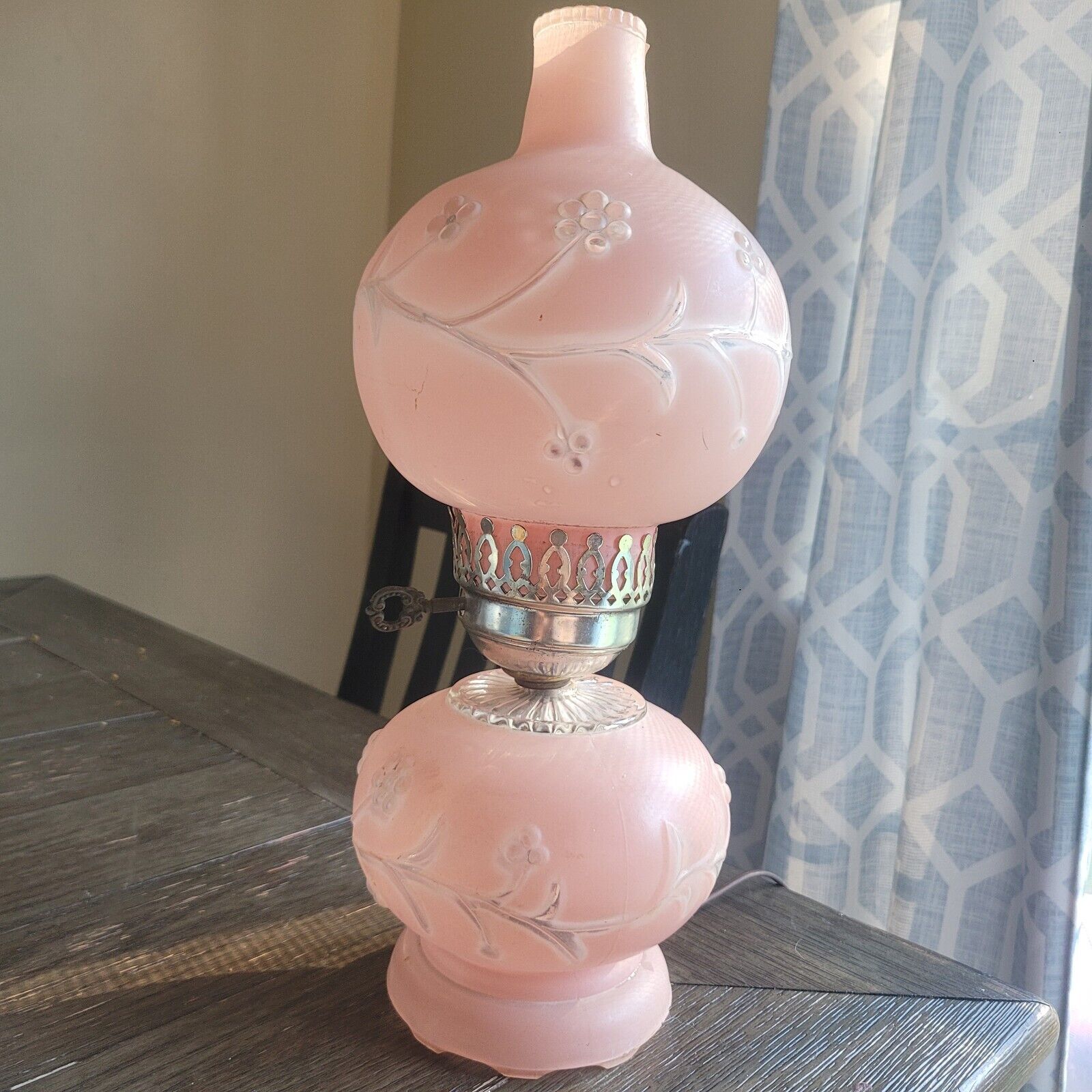 RARE VTG 1930s GONE WITH THE WIND PINK FROSTED HURRICANE FLORAL LAMP