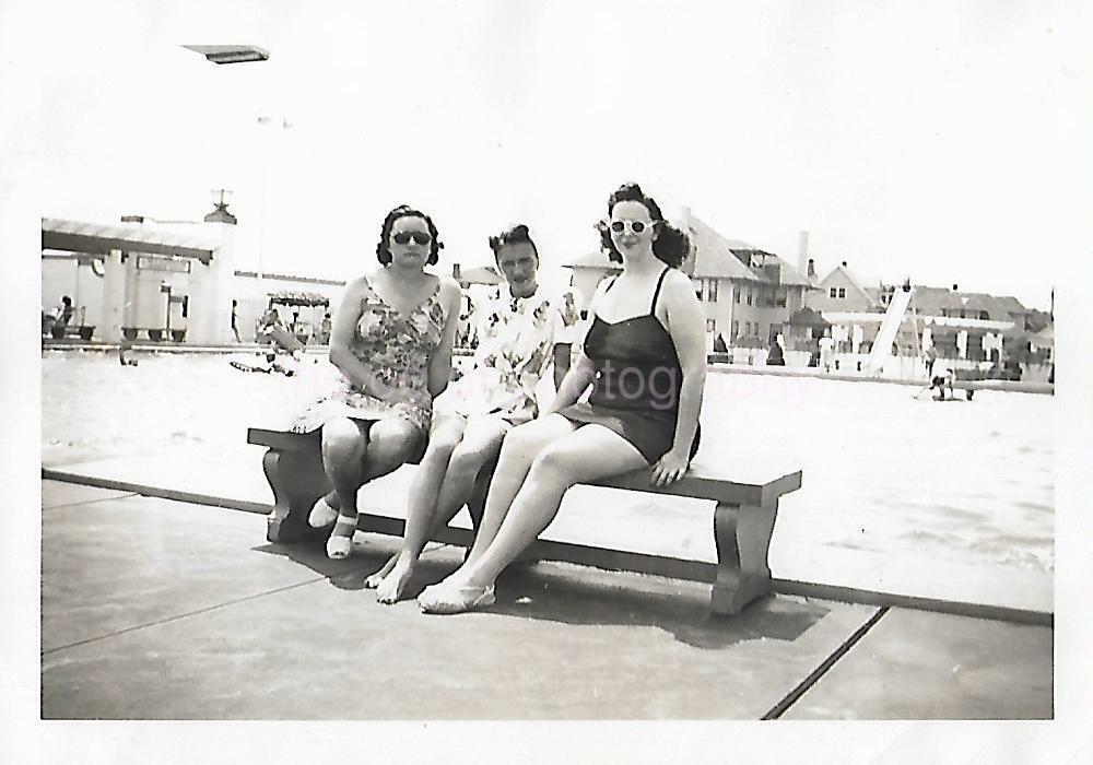 1940\'s FOUND PHOTOGRAPH bw POOL GIRLS Original Snapshot 19 8 Y