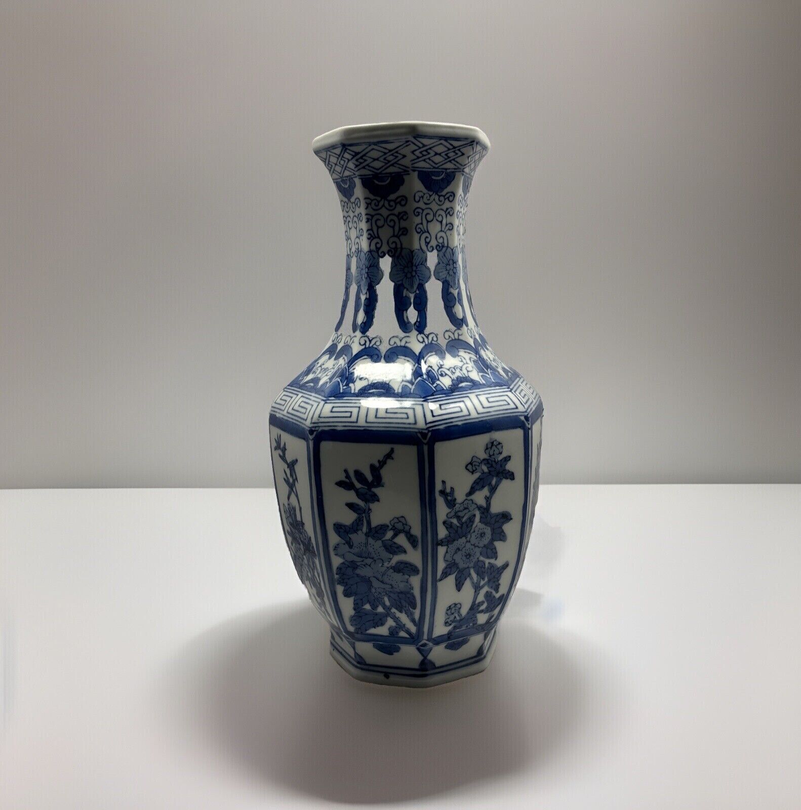 Vintage Chinese Asian Blue & White Porcelain Vase Floral Pattern 14\'\' Tall