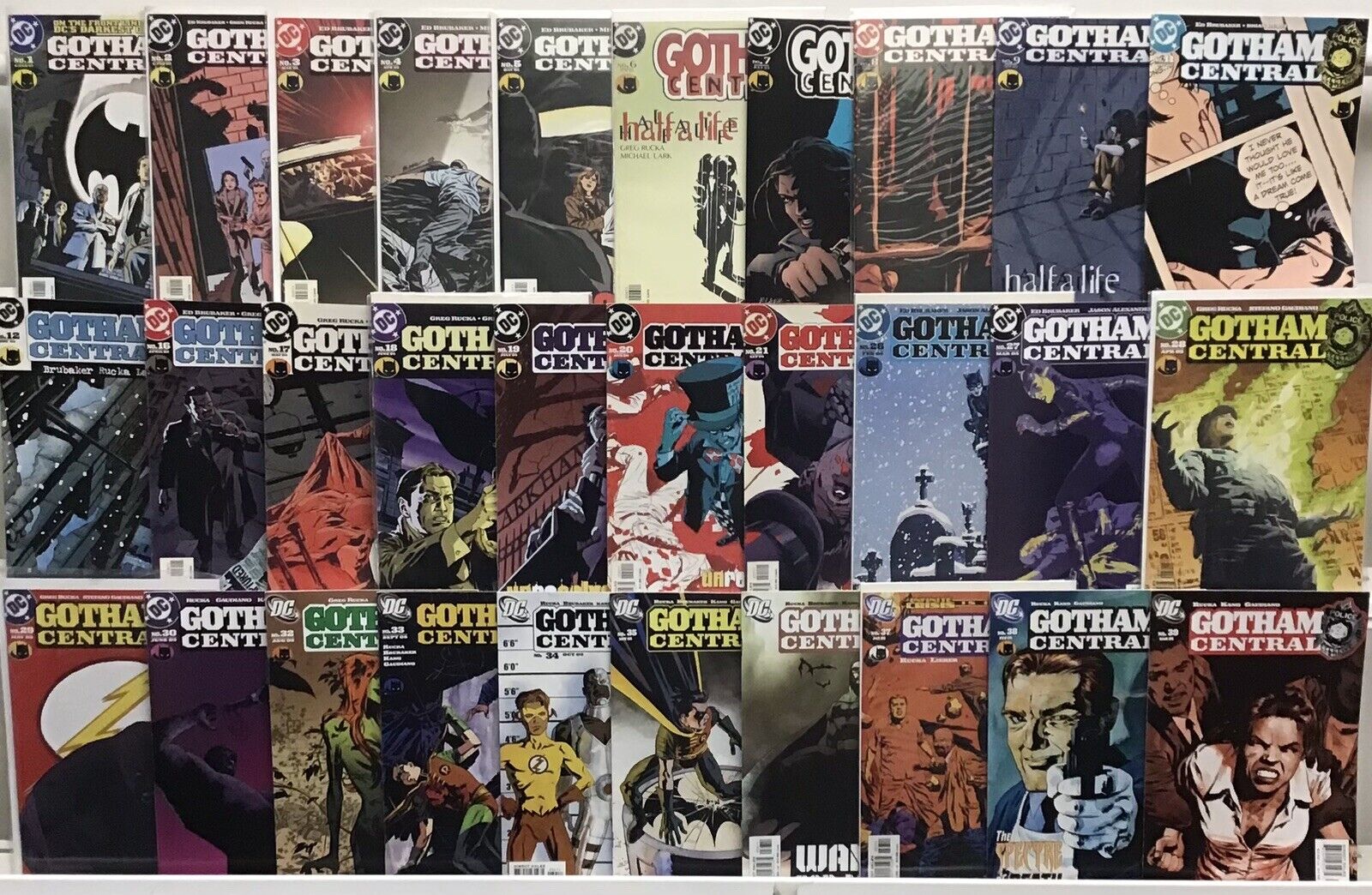 DC Comics Gotham Central Lot Of 30 Comics