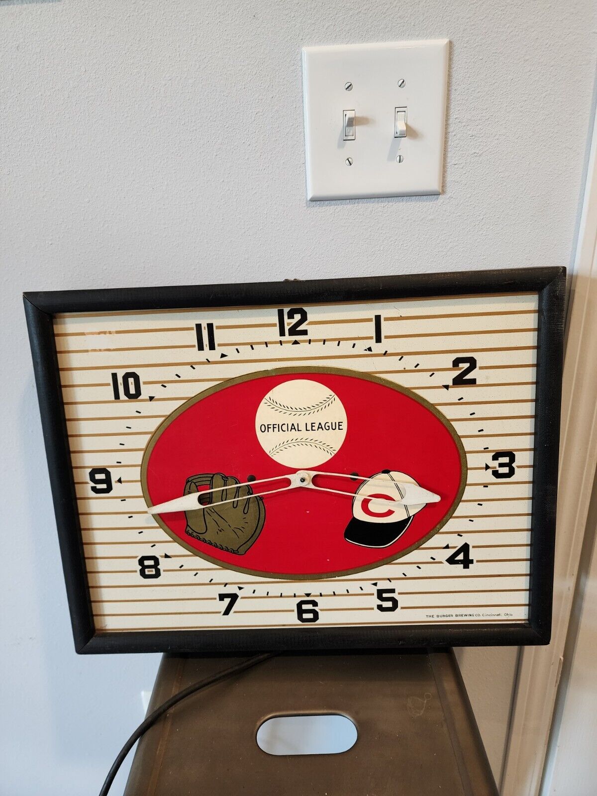 ANTIQUE 1950\'s CINCINNATI REDS BURGER BREWING CO. Electric Baseball Clock 19x14\