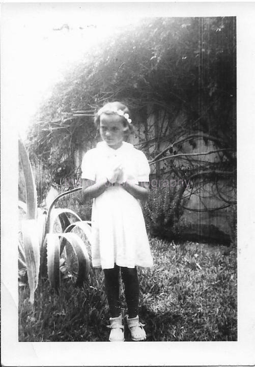 Vintage FOUND PHOTOGRAPH bw PORTRAIT OF A YOUNG GIRL Original Snapshot 08 5 P