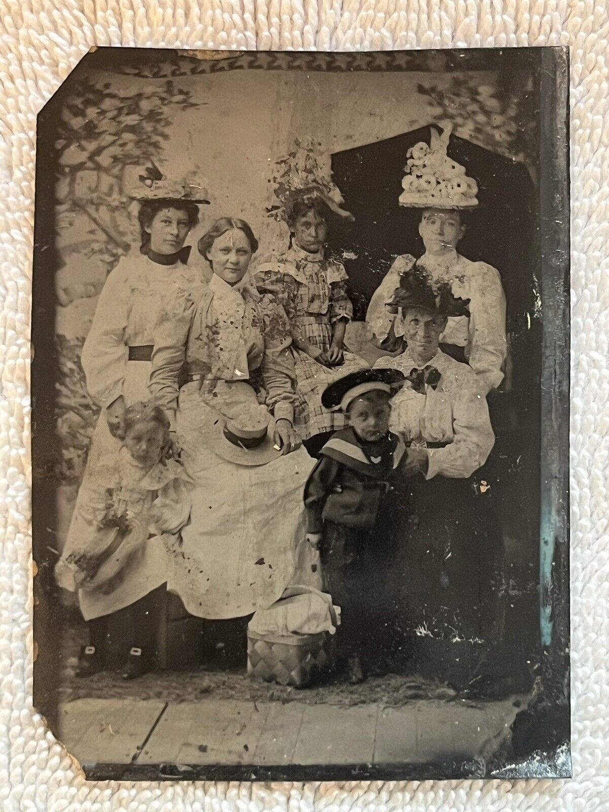 KILLER〰️ 1800s TINTYPE PHOTO of WOMEN & CHILDREN with AMAZING HATS 👀 LQQK 👀