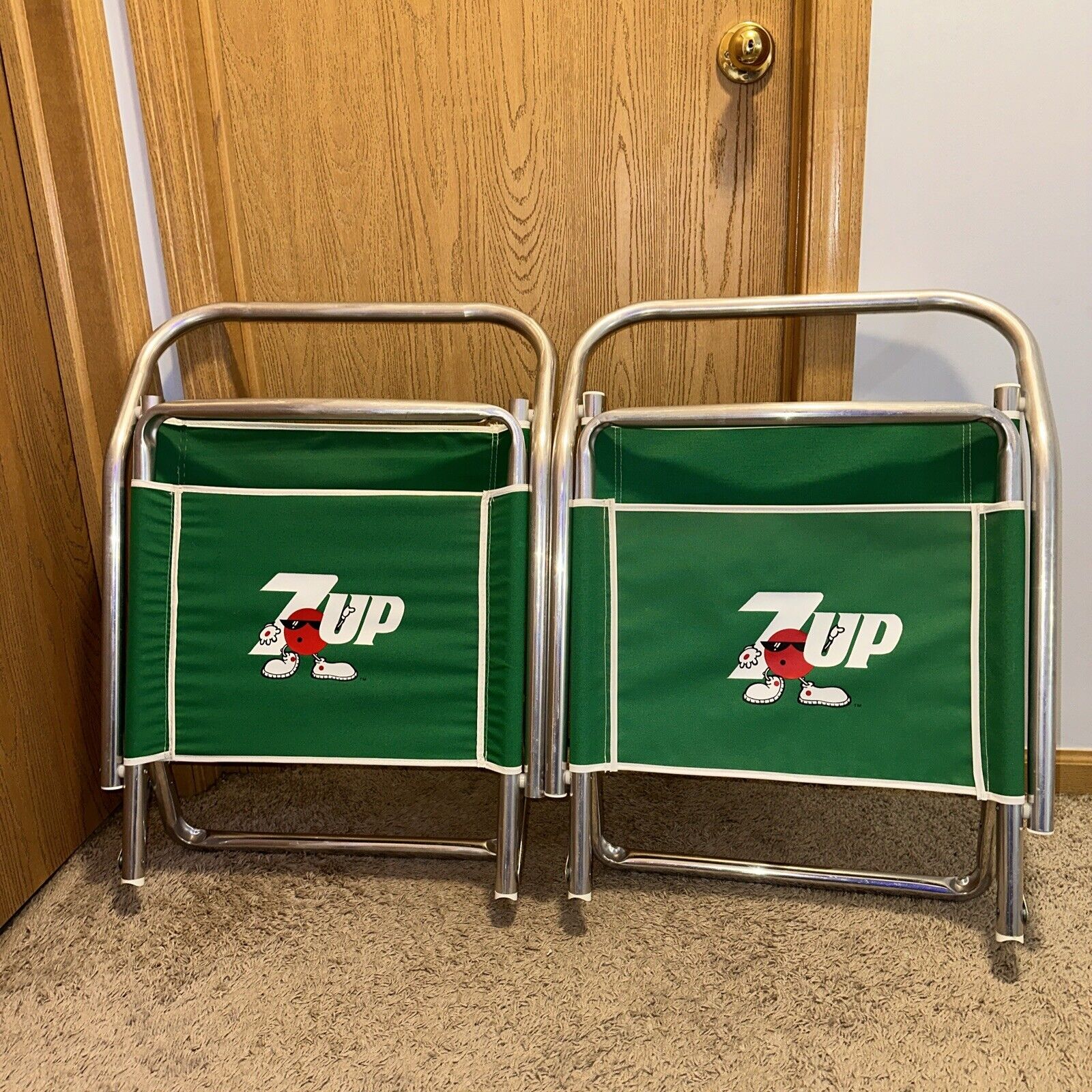 2 Vintage 7-Up folding beach/stadium chairs With aluminum frame(great Condition)