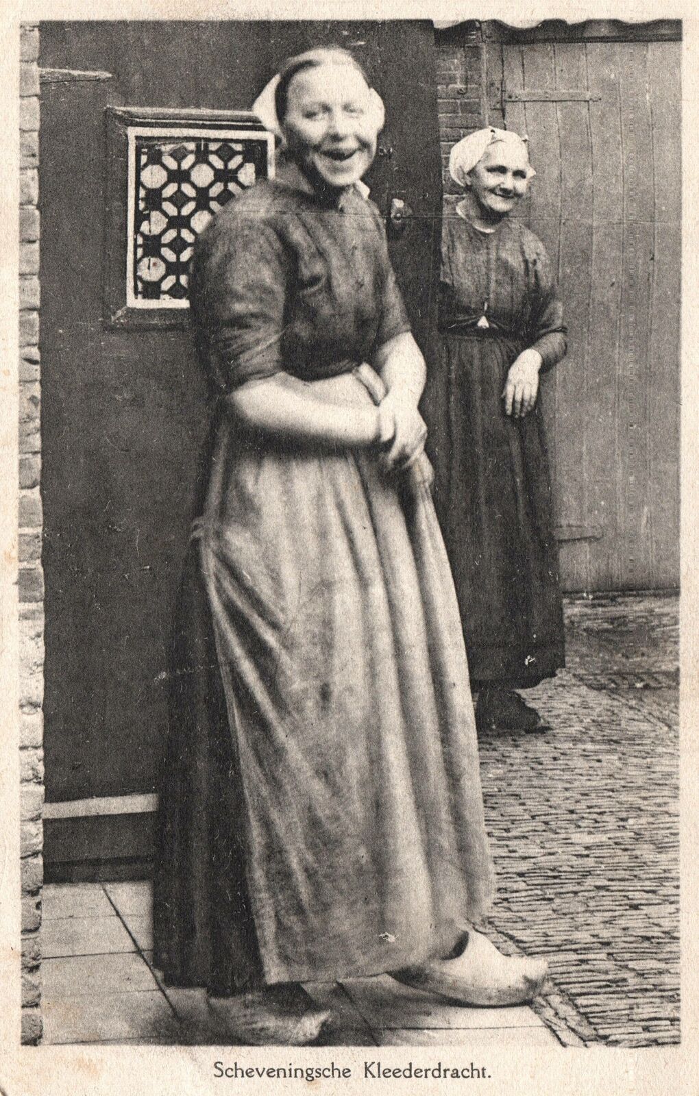 VINTAGE POSTCARD THE HAGUE SCHEVENINGEN TRADITIONAL DRESS (HOLLAND) 1930
