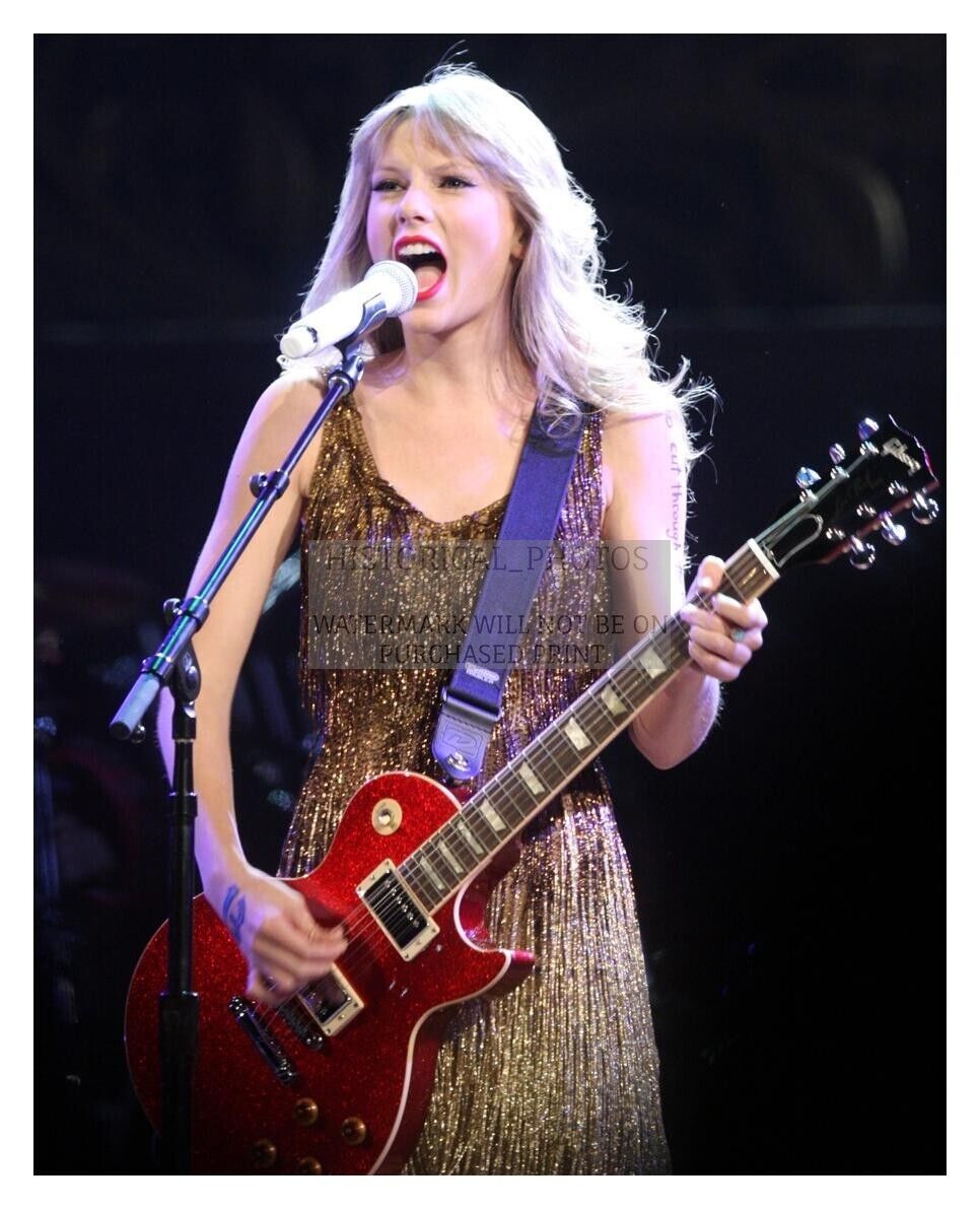 TAYLOR SWIFT SINGING AND PLAYING GUITAR AT SPEAK NOW TOUR 2012 8X10 PHOTO