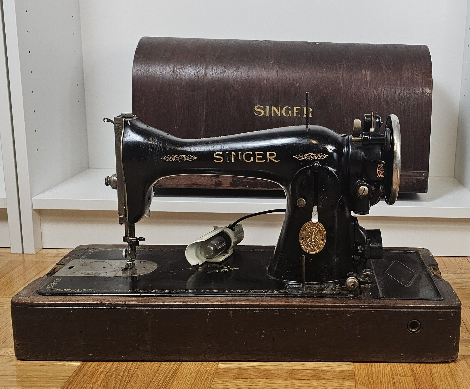 Vintage 1933 Singer Sewing Machine w Orig Case  AD 534515