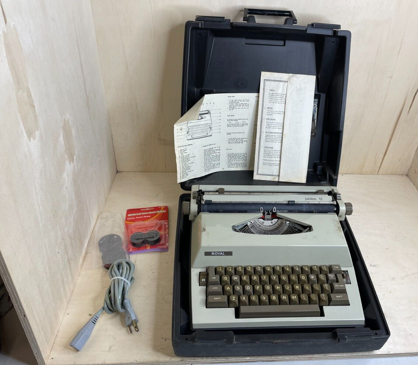TESTED Vintage Royal EMT Jubilee 12 Electric Typewriter Hard Case Hilyards