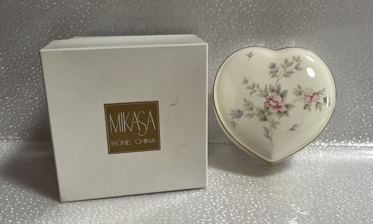 Vintage Mikasa Bone China Narumi Remembrance Heart Shape Trinket Box B2120 Japan
