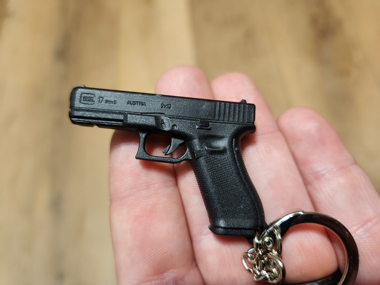 GLOCK 17 Gen5 AUSTRIA 9X19 9MM Mini Firearm Handgun Pistol KEYCHAIN Stainless