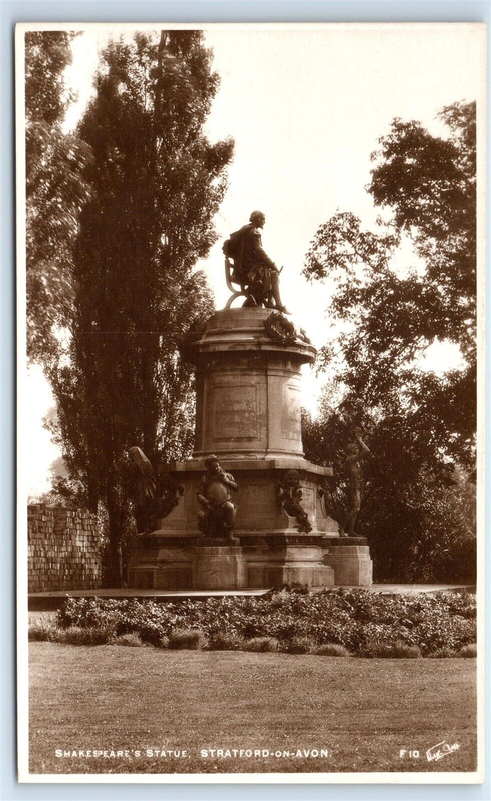 Postcard Shakespeare's Statue, Stratford-on-Avon RPPC H186