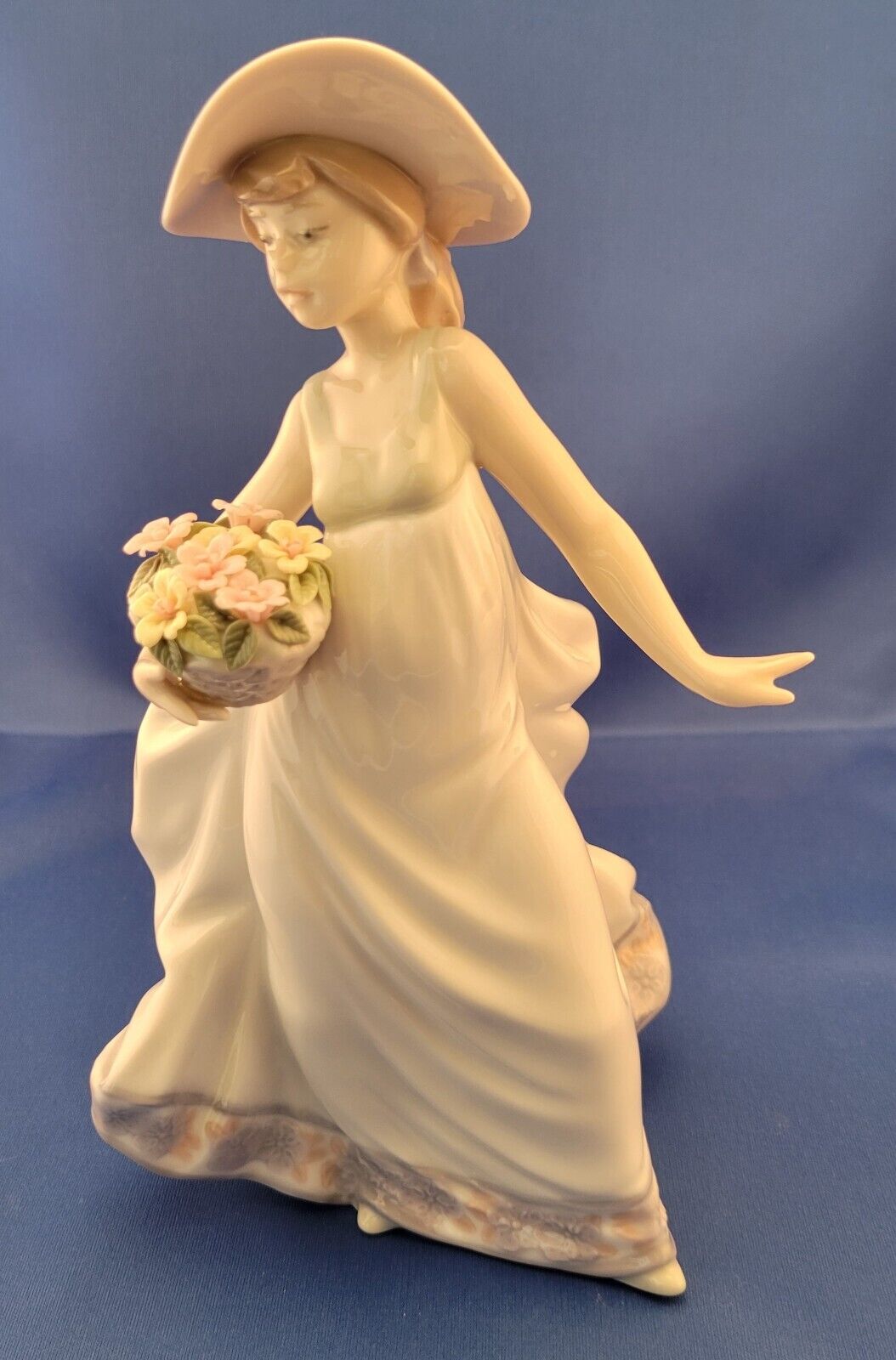 Lladro #5790, Carefree, Girl with flowers, mint condition w/Original Box