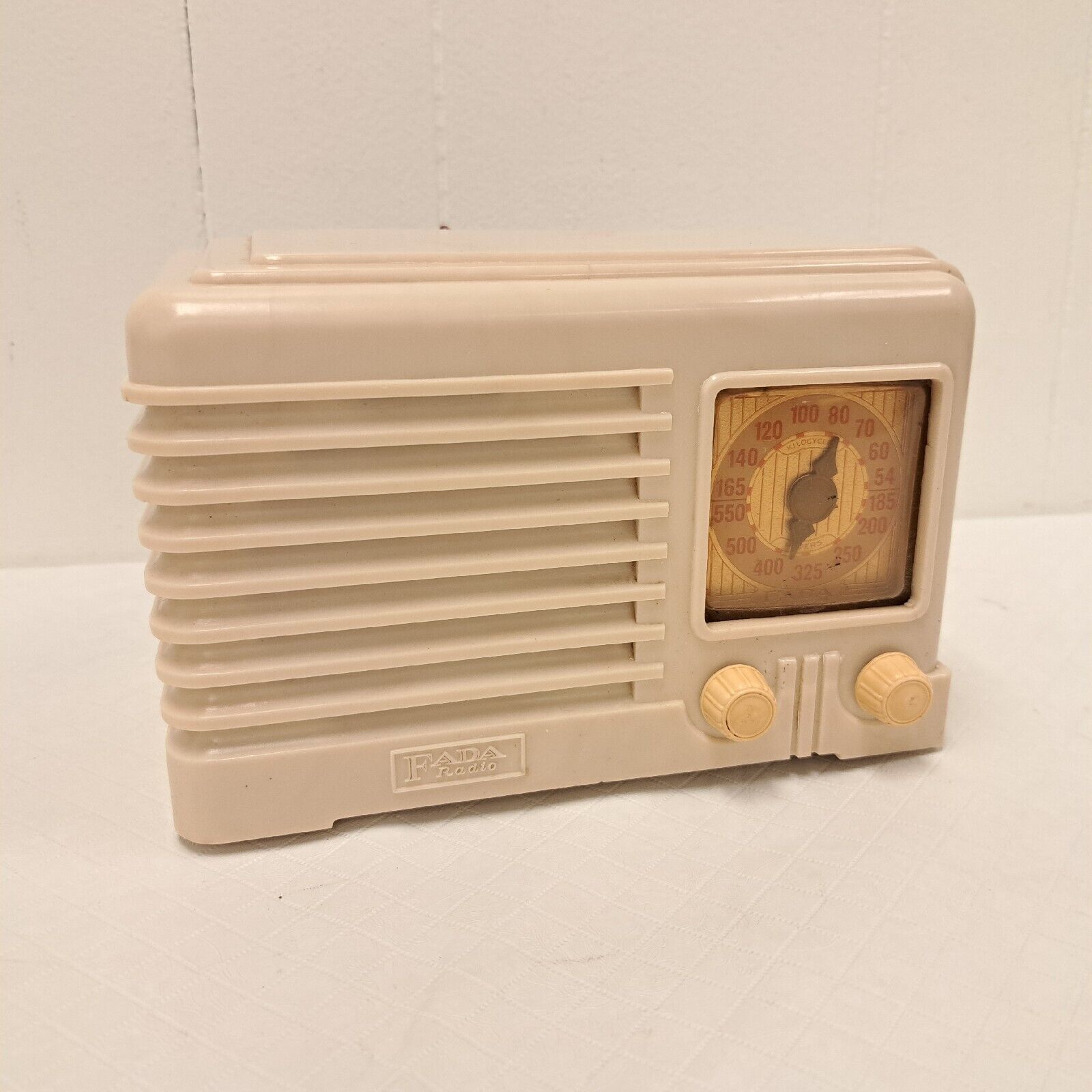 Vintage FADA Tube Radio Model 740 White Plaskon Case Works ( Video )