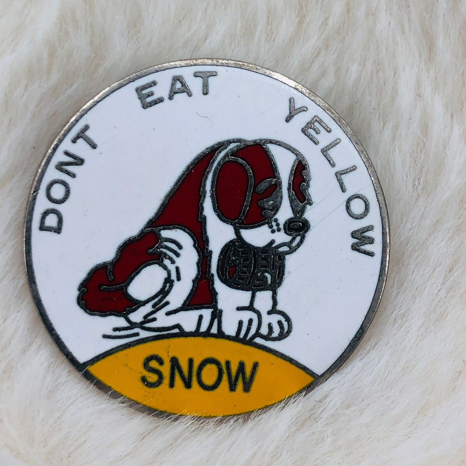 Vtg Dont Eat Yellow Snow Funny St Bernard Ski Resort Souvenir Enamel Pin Badge