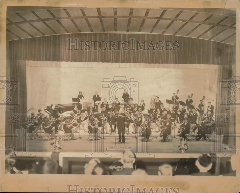 1965 Press Photo Iola HS Symphonette performs at Bowles Fine Arts Center in KS