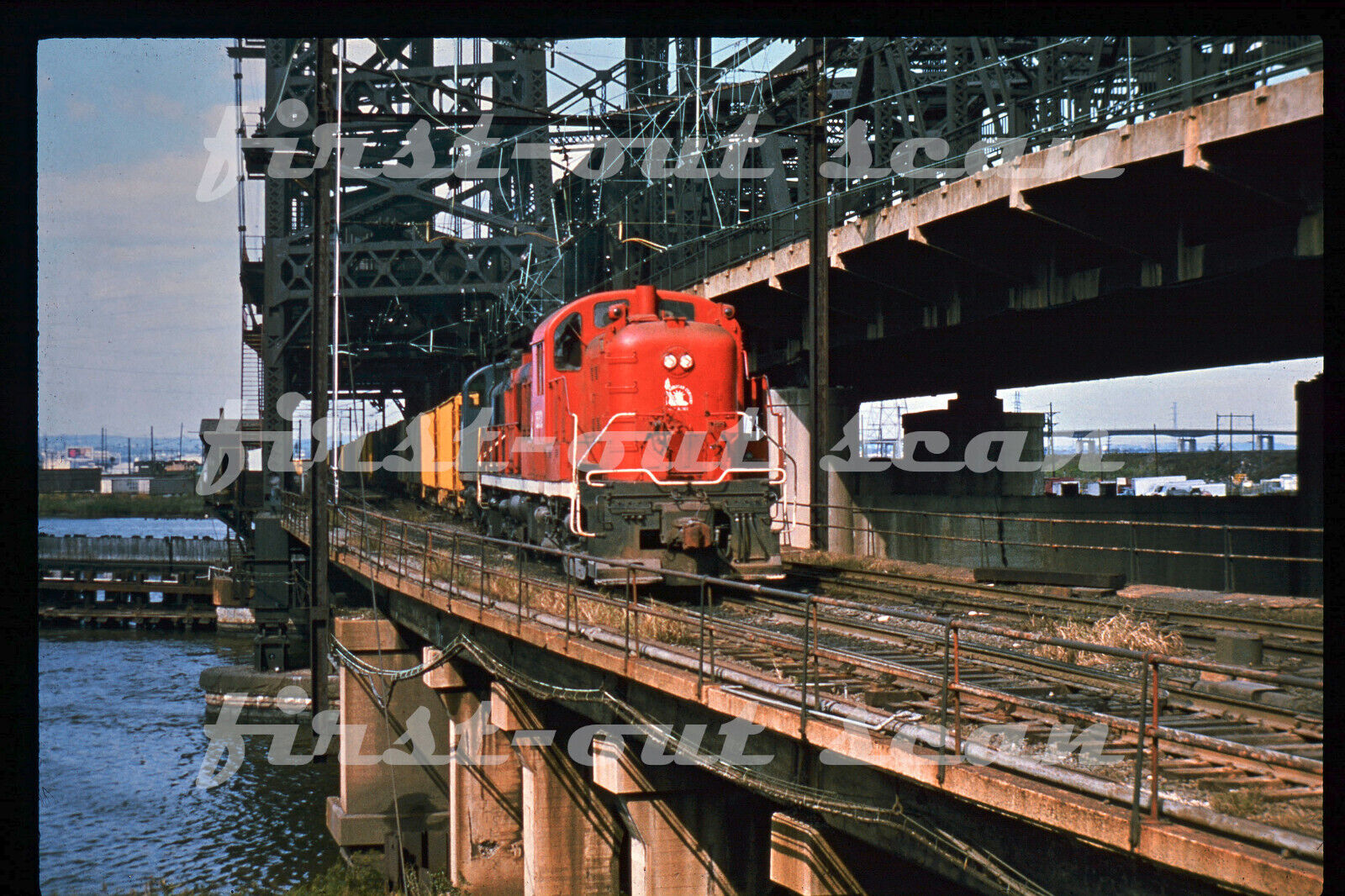 R DUPLICATE SLIDE - CNJ Jersey Central 1552 ALCO RS-3 Action Jersey City Oct 76