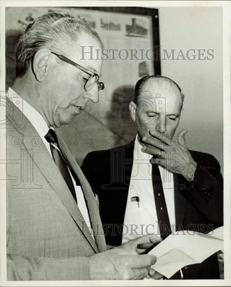 1967 Press Photo Harris County's Carl Smith and colleague discuss school ballot.