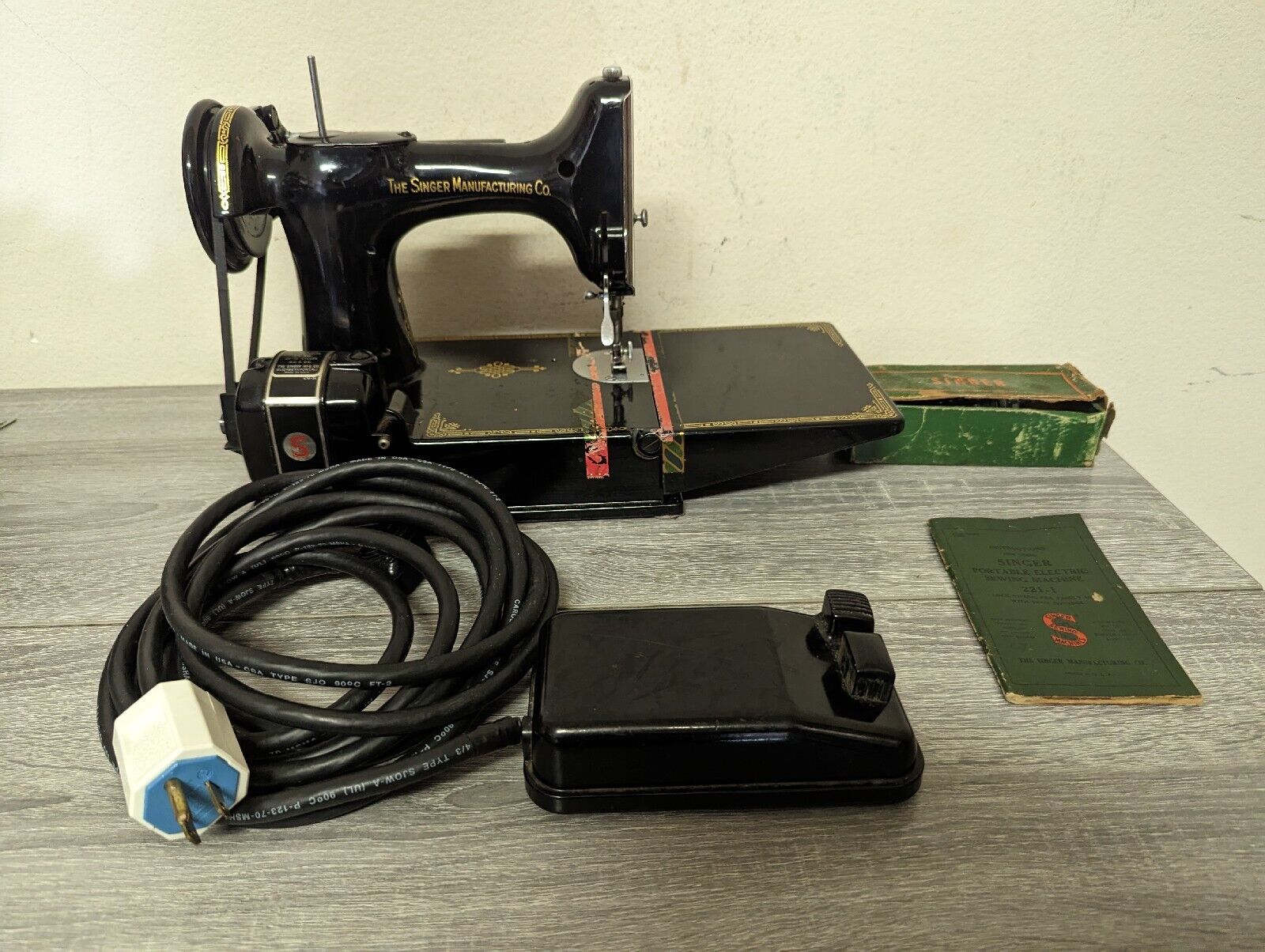 1952 Vintage SINGER FEATHERWEIGHT Portable SEWING MACHINE 221-1 CASE Power Test