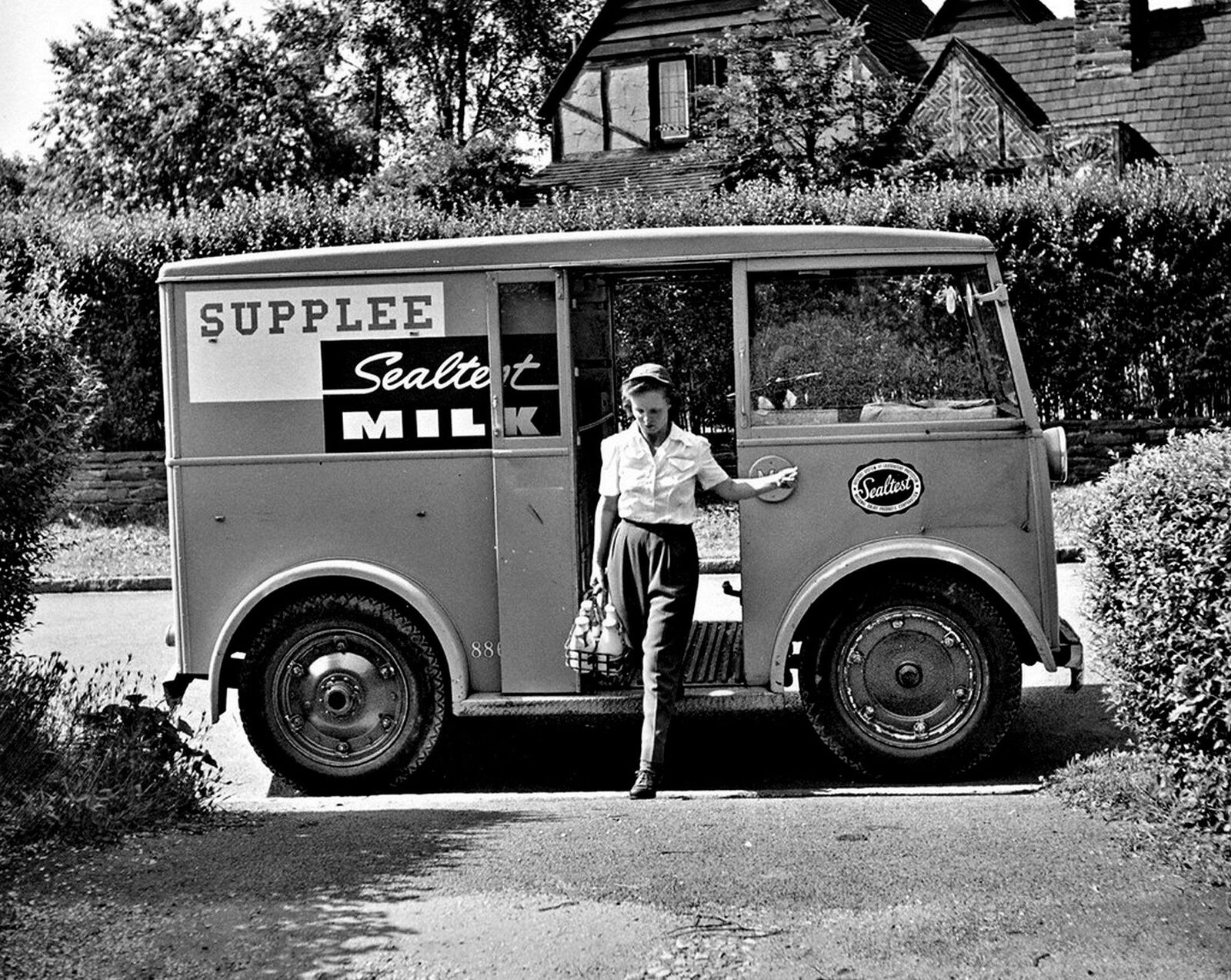 1940s SEALTEST MILK TRUCK & MILK LADY Photo   (180-w)