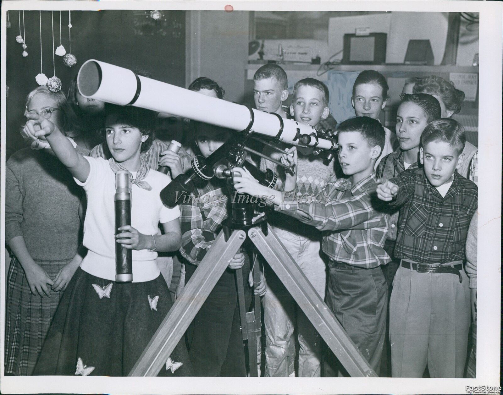 1957 Jeff Lowell And 7Th Grade Classmates Telescope Cleveland Press Photo 7X9