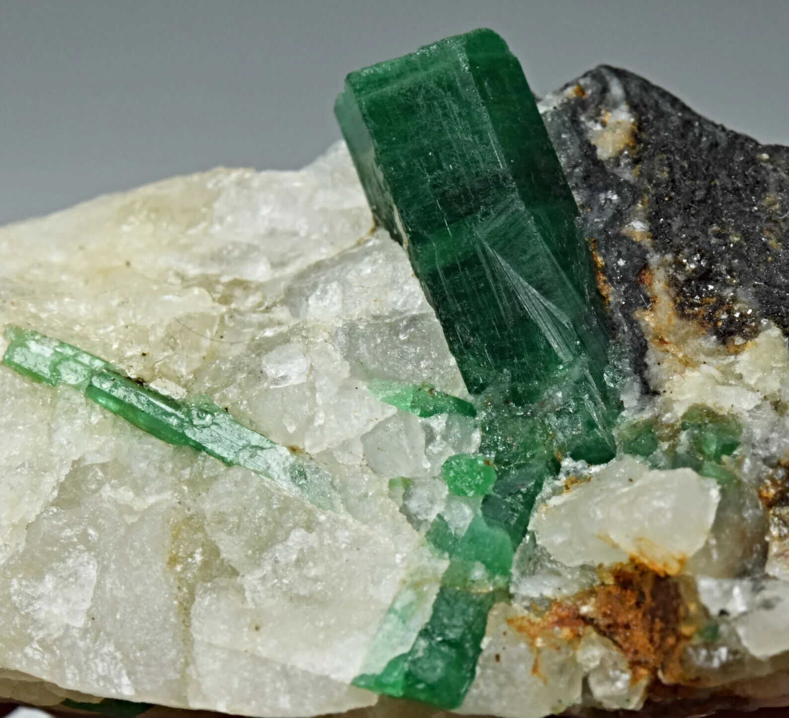 Superb Quality Deep Green Color Natural Emerald Crystal On Quartz Matrix 153 Crt