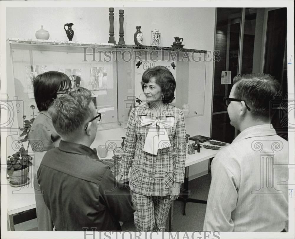 1973 Press Photo Kittie Livesay talks with residents at Harris County's MHMR.