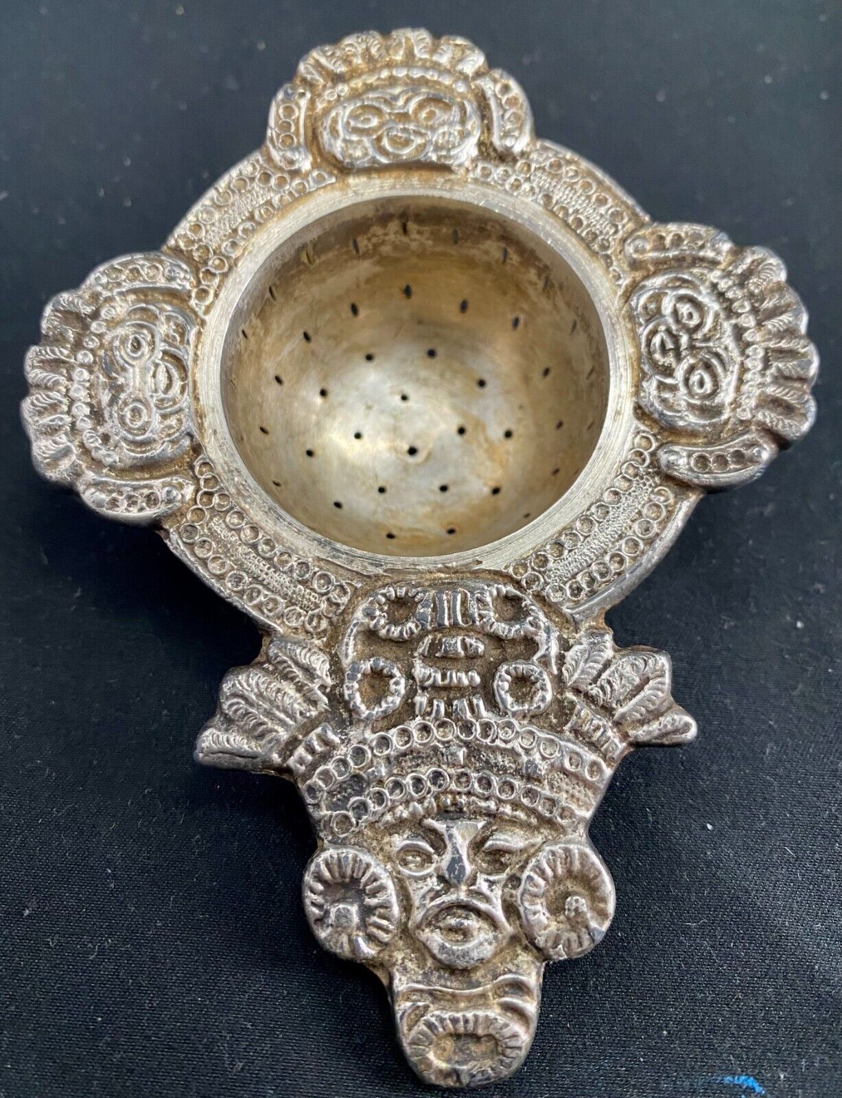 BEAUTIFUL ANTIQUE SILVER/SILVER PLATED TEA STRAINER ORNATE WITH INCAS FIGURE v/g