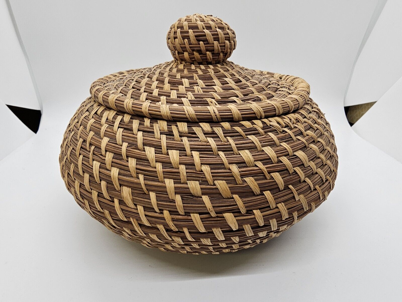 Native American Pine Needle Spiral Lidded Basket Great Quality 5\