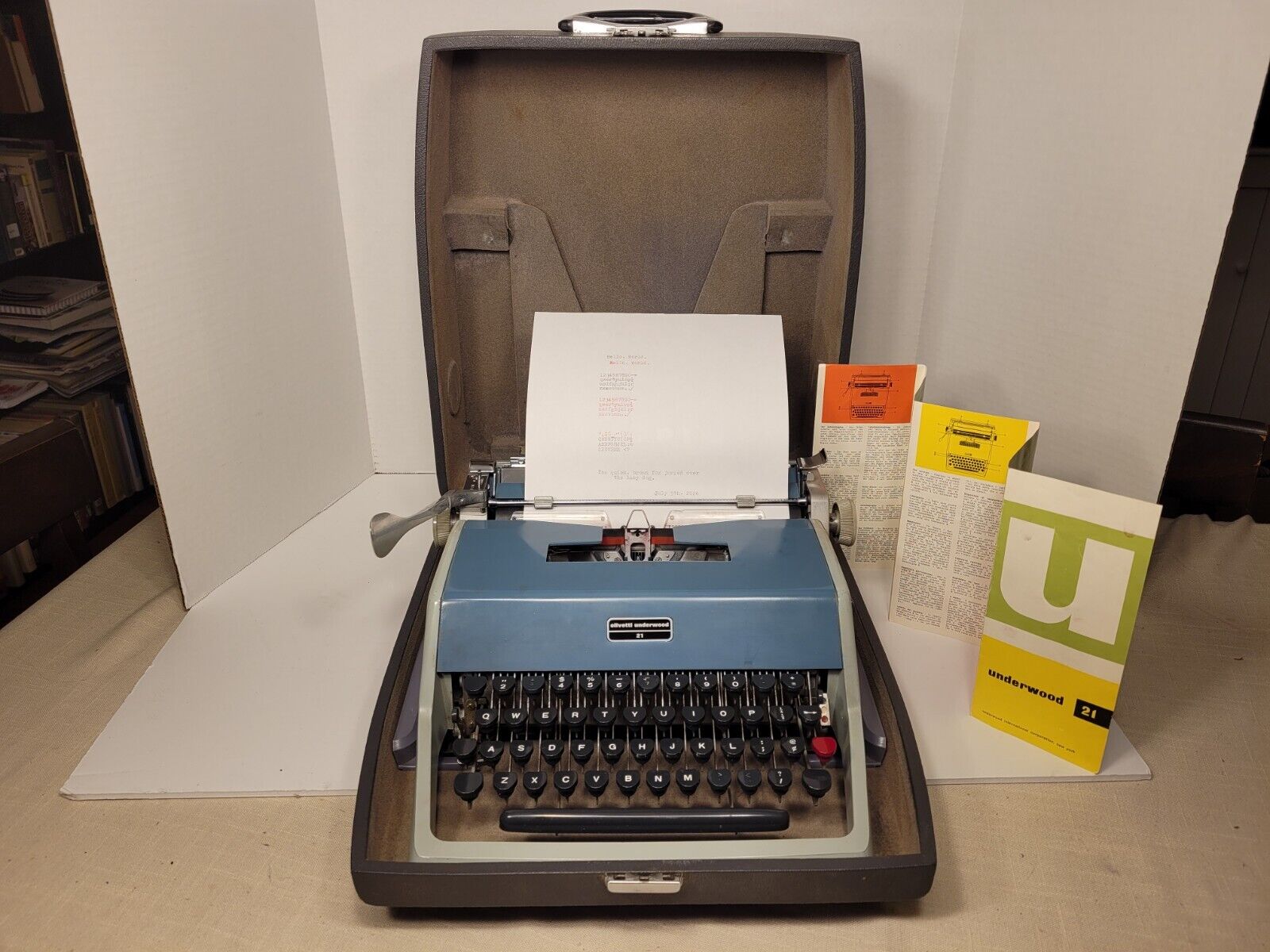 Vintage 1966 Olivetti Underwood 21 Studio 44 Portable Typewriter + Case TESTED