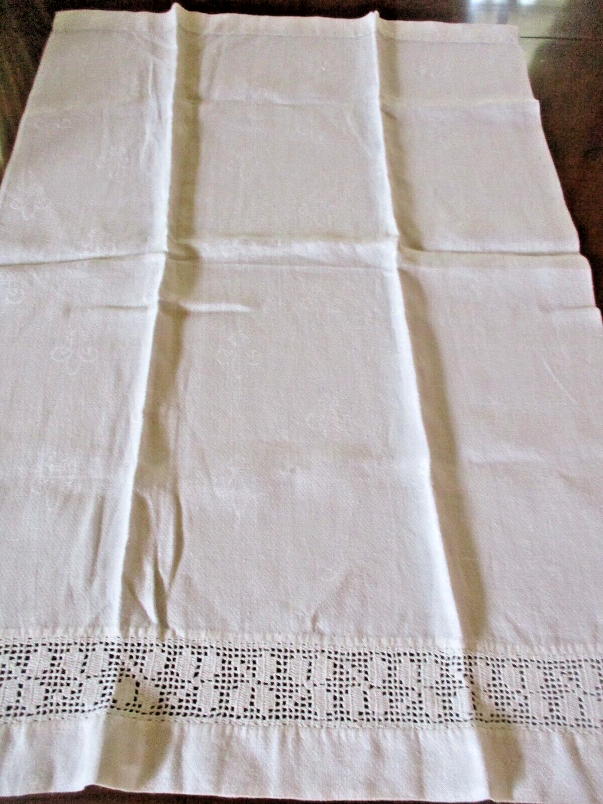 Antique wt. damask towel w/ bottom clover crochet inset 33
