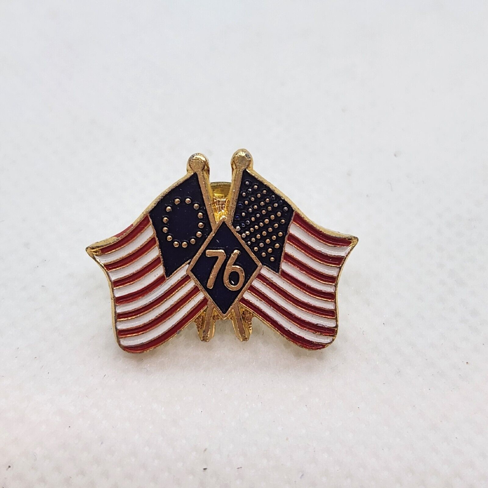 VINTAGE US AMERICAN DOUBLE FLAG 76 BICENTENNIAL TIE LAPEL HAT PIN 1976 USA Stars