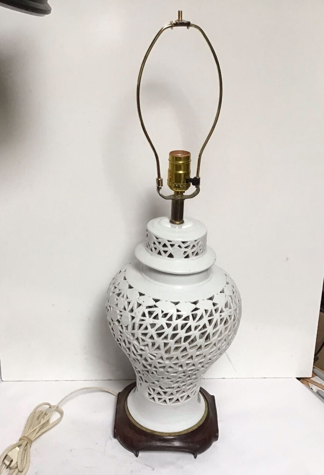 Z1 VINTAGE CHINESE ANTIQUE MID 20'S CENTURY WHITE PORCELAIN HOLLOW ART DESK LAMP