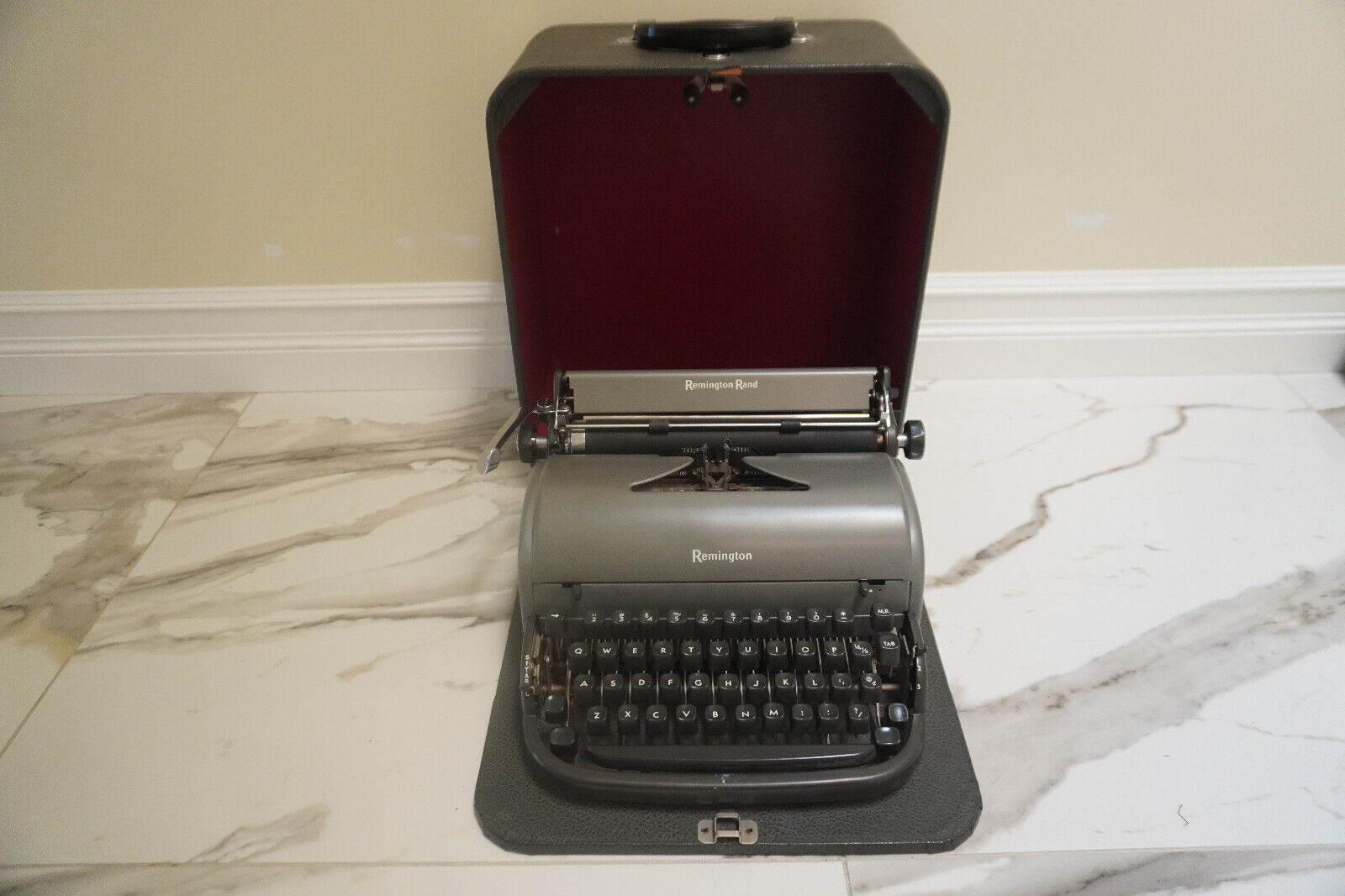 VINTAGE REMINGTON RAND Portable Manual Glossy Typewriter \