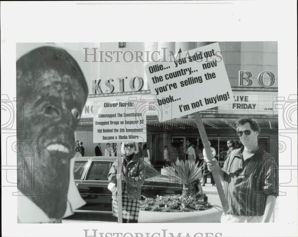 1991 Press Photo Houstonians protest former aide Oliver North's book signing, TX