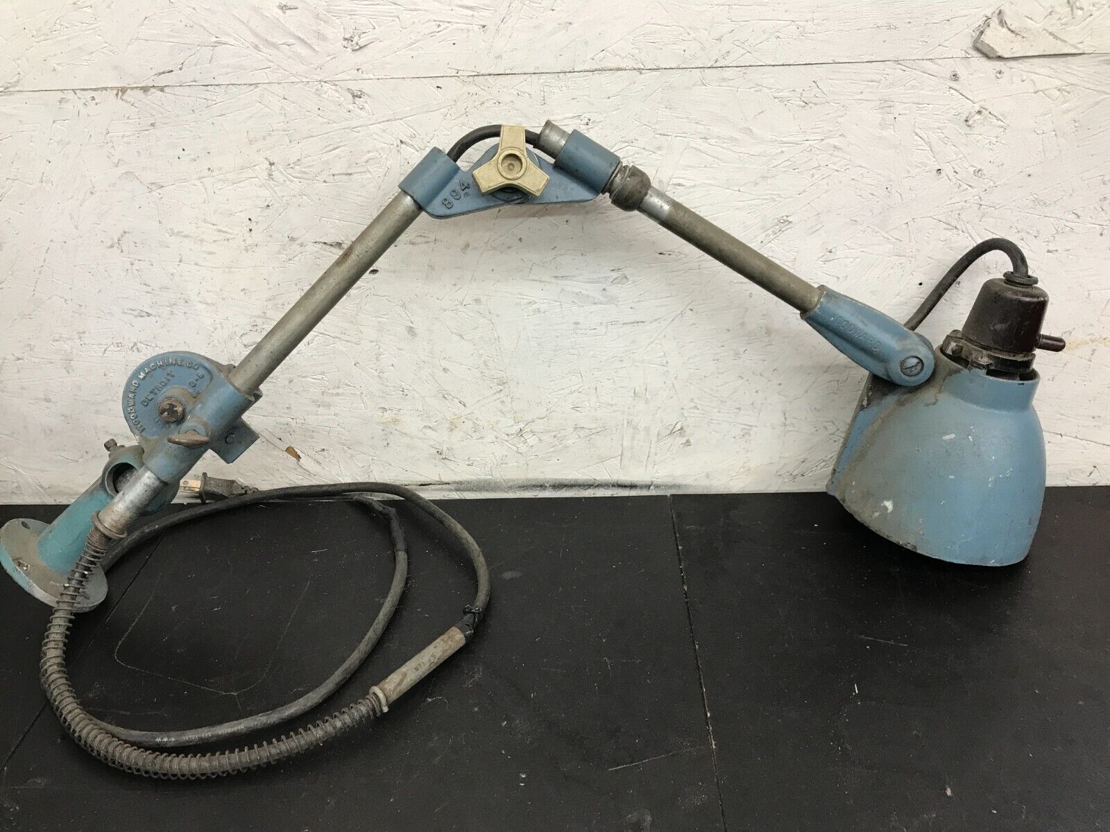 VINTAGE INDUSTRIAL WOODWARD MACHINE CO. ARTICULATING WORK BENCH/WALL LAMP LIGHT