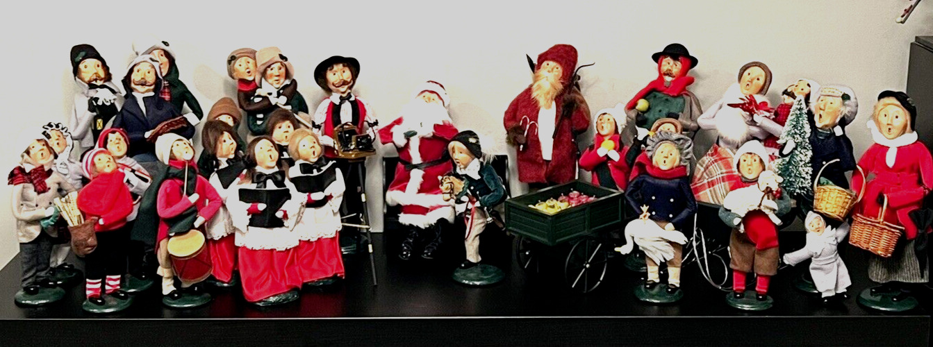 Byers Choice Vintage Lot Christmas Carolers with accessories Set of 28