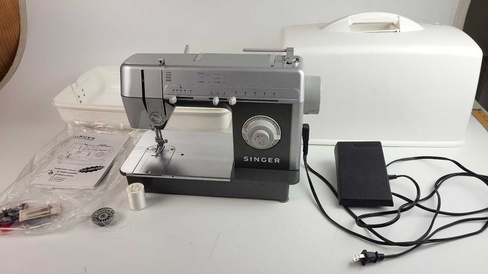 Singer CG 550 C sewing machine - Gray with white case - with pedal and manual