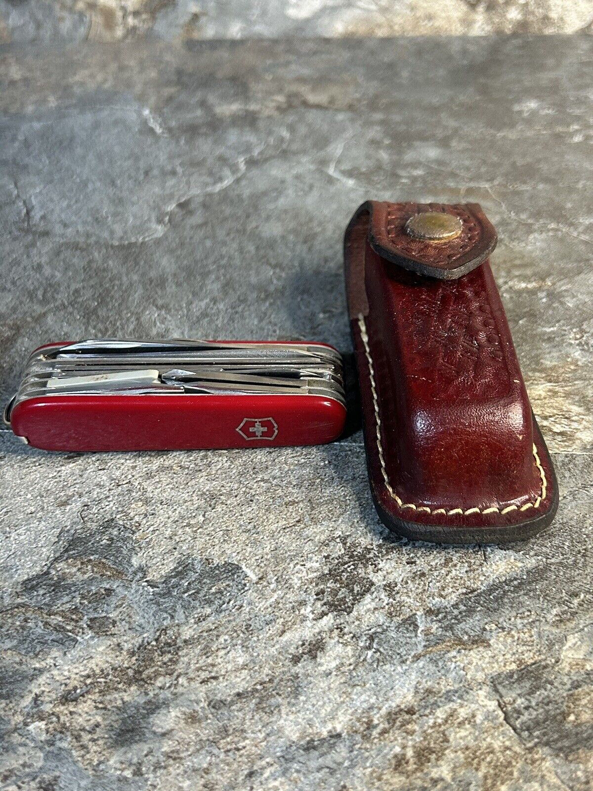 VINTAGE VICTORINOX SWISS ARMY KNIFE  OFFICER SUISSE ROSTFREI W/ Leather Case