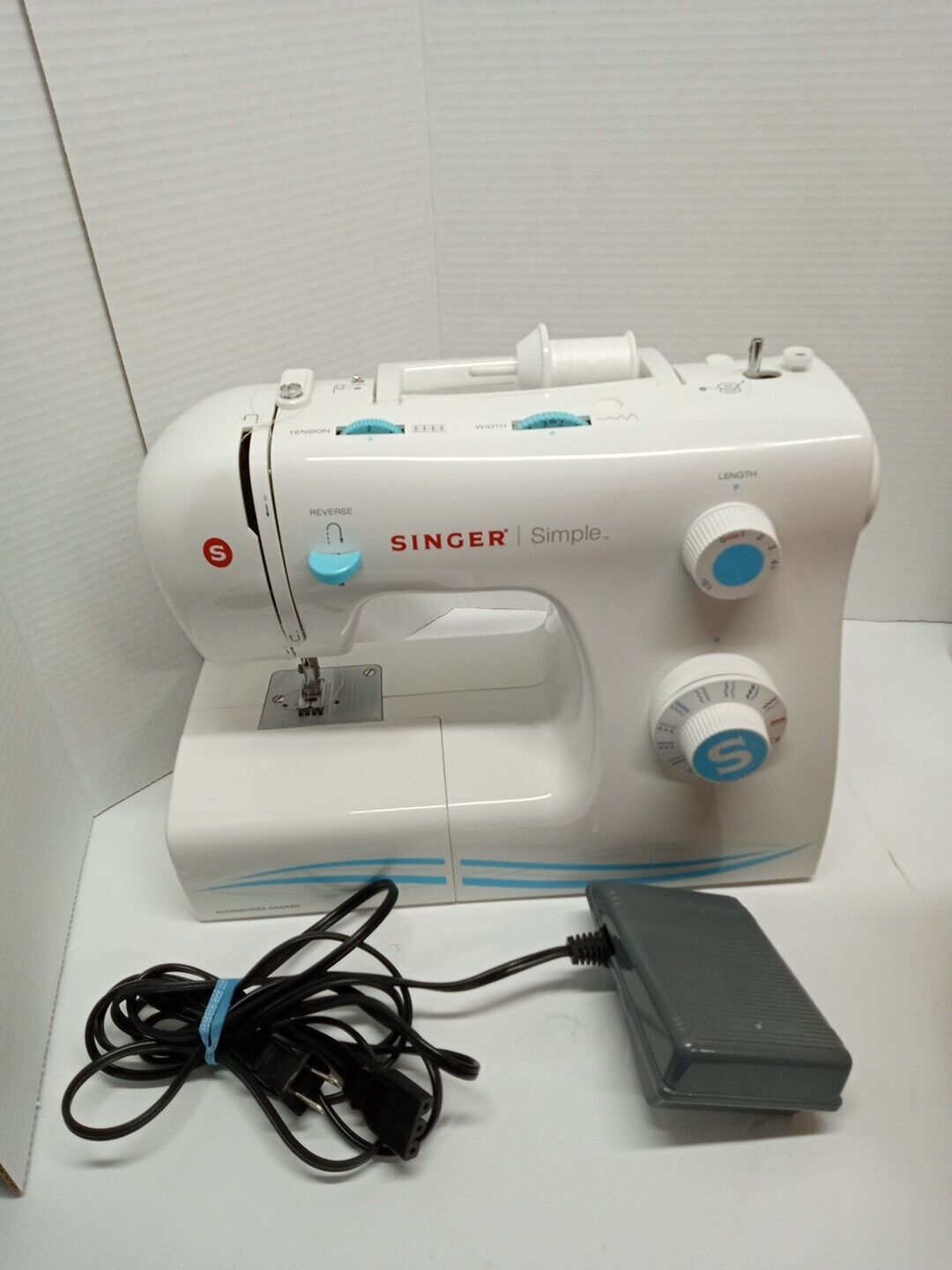 SINGER SEWING MACHINE  Model 2263  Tested Works
